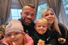 Lela a Karlos spolu vychovávajú Lili a Rockyho. Tretí Arnie má iba 4 mesiace.