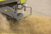 Na snímke žatva pšenice pri obci Kamenná Poruba v okrese Žilina. FOTO: TASR/Daniel Stehlík