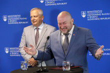 Na snímke sprava minister cestovného ruchu a športu Rudolf Huliak (nezávislý) a generálny riaditeľ národnej lotériovej spoločnosti Tipos Michal Hutník. FOTO: TASR/Dano Veselský