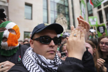 Raper Liam O‘Hanna (uprostred) z írskej hip-hopovej skupiny Kneecap. FOTO: TASR/AP