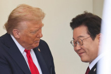 Donald Trump pohrozil Číne počas stretnutia s juhokórejským prezidentom I Če-mjongom (vpravo) v Bielom dome. FOTO: REUTERS