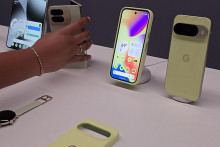 Z rodiny nových Pixelov tento vyčnieva konštrukciou aj cenou. Ale slovenského zákazníka to trápiť nemusí, oficiálne si ho u nás nekúpi. Samozrejme sa k nemu vie dostať, napríklad v Nemecku v predaji bude. Novinka sa môže pochváliť vlastnosťou, ktorá doposiaľ skladačkám chýbala.