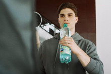 Juraj Slafkovský sa stal tvárou značky Budiš už v roku 2023 a jeho podpis je od tej doby doslova súčasťou minerálky.