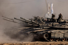 Izraelské tanky v Gaze. FOTO: Reuters