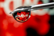 Odborníci identifikovali nové dva varianty ochorenia covid-19. FOTO: Reuters