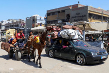 „Mnohí z tých, ktorí u nás hľadali útočisko, sú oslabení a podvyživení v dôsledku ťažkostí uplynulých mesiacov. Opustiť mesto Gaza a pokúsiť sa utiecť na juh by znamenalo nič menej ako rozsudok smrti,“ uvádzajú v spoločnom vyhlásení. FOTO: REUTERS