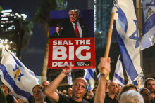 „Viac ako 350-tisíc ľudí na demonštrácii... vyslalo jasný odkaz: vláda musí podpísať dohodu, ktorá je teraz na stole. Celá krajina žiada ukončenie vojny a návrat všetkých rukojemníkov,“ uviedli usporiadatelia vo večernom vyhlásení. FOTO: REUTERS