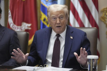 Americký prezident Donald Trump hovorí počas zasadnutia vládneho kabinetu v Bielom dome vo Washingtone 26. augusta 2025. FOTO: TASR/AP