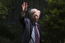 Bývalý poradca pre národnú bezpečnosť prezidenta USA Donalda Trumpa John Bolton máva počas príchodu do svojho domu v americkom meste Bethesda. FOTO: TASR/AP