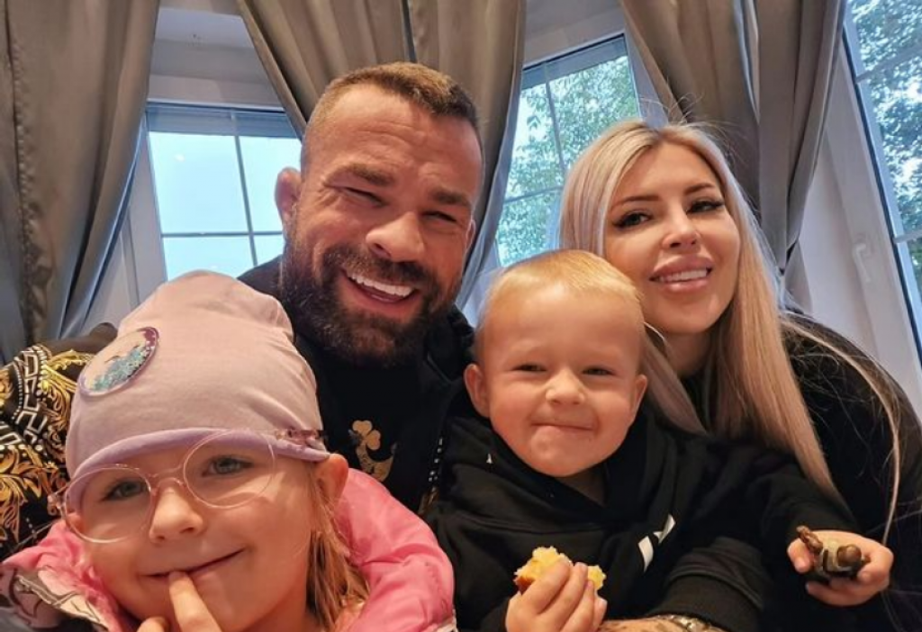 Lela a Karlos spolu vychovávajú Lili a Rockyho. Tretí Arnie má iba 4 mesiace.