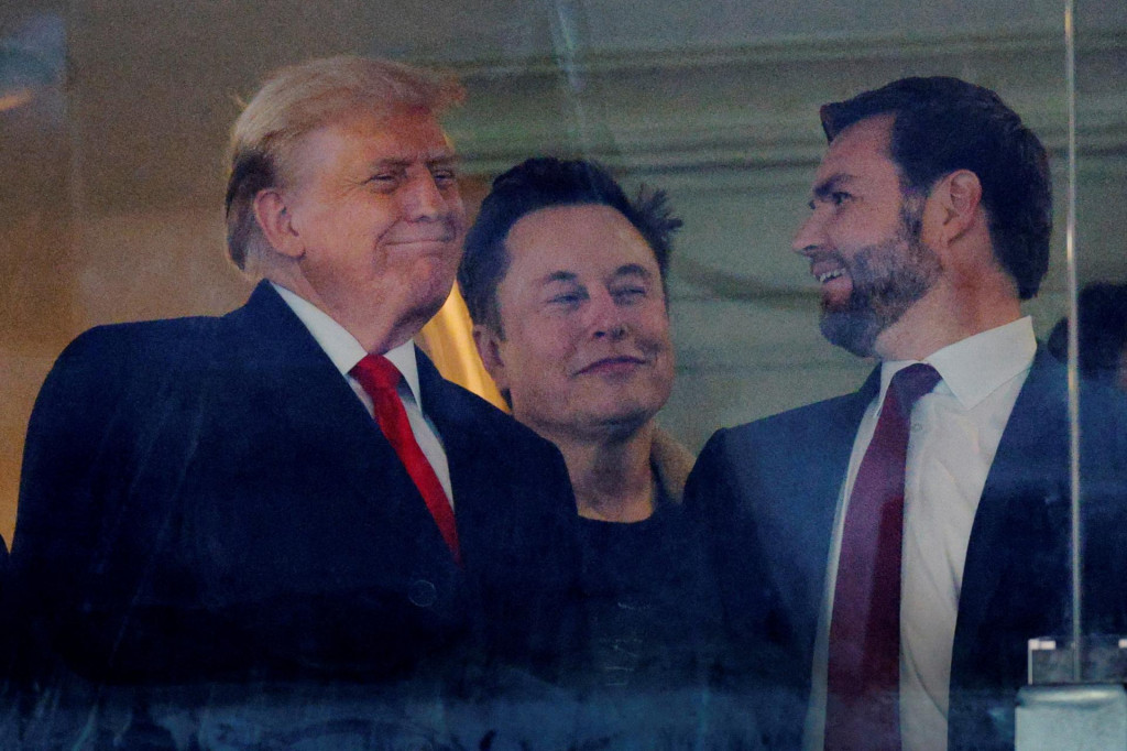 Donald Trump, Elon Musk a J. D. Vance na futbalovom zápase v Marylande v roku 2024. FOTO: Reuters