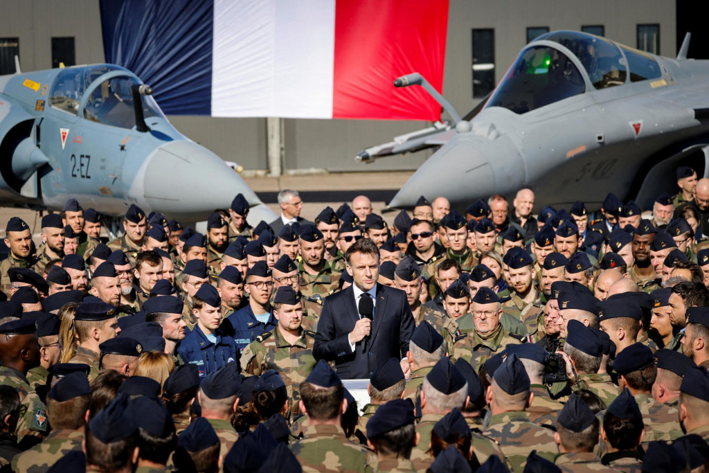 Francúzsky prezident Emmanuel Macron pred stíhačkami Dassault Rafale and Dassault Mirage 2000. FOTO: REUTERS