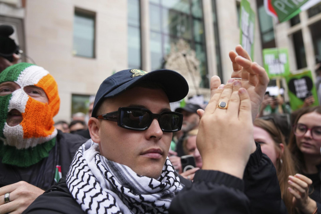 Raper Liam O‘Hanna (uprostred) z írskej hip-hopovej skupiny Kneecap. FOTO: TASR/AP