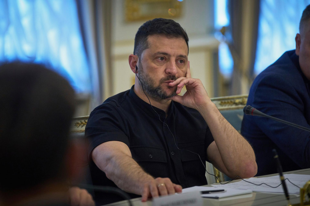 Ukrajinský prezident Volodymyr Zelenskyj počúva nemeckého kancelára a minsitra financií Larsa Klinbeila. FOTO: Efrem Lukatsky