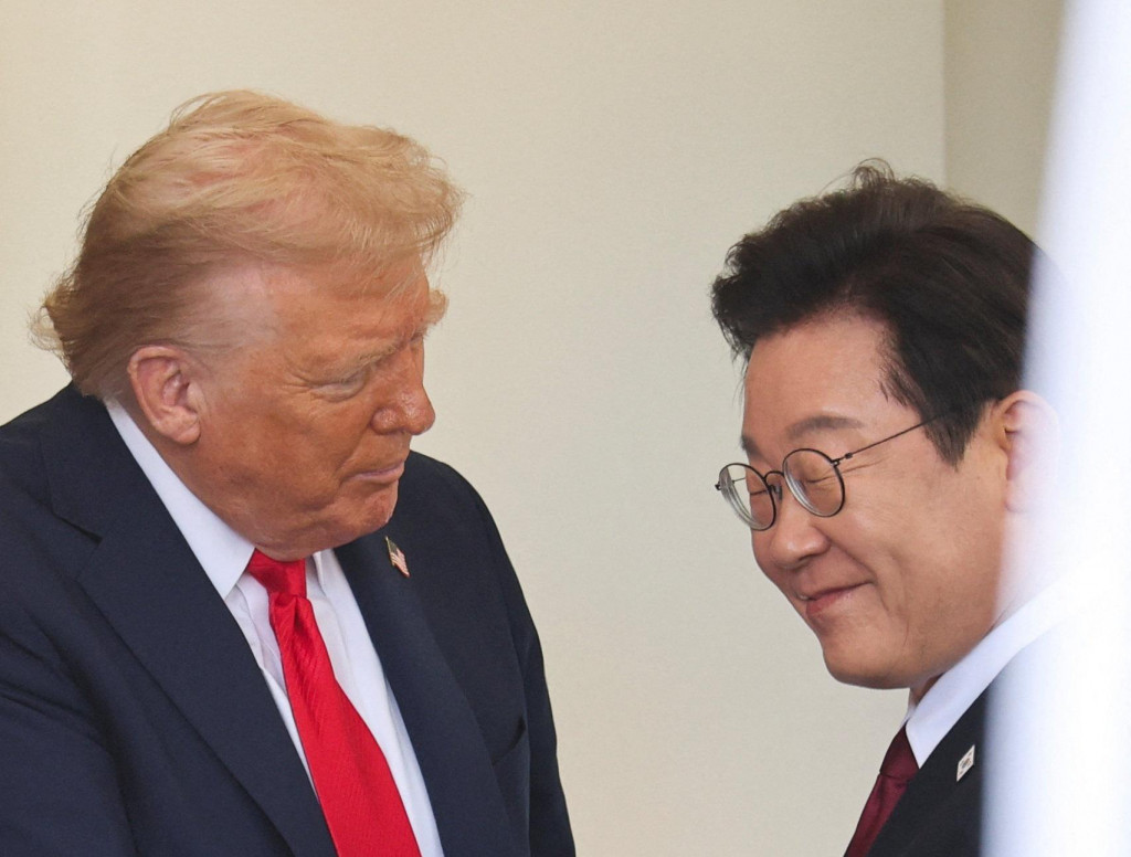 Donald Trump pohrozil Číne počas stretnutia s juhokórejským prezidentom I Če-mjongom (vpravo) v Bielom dome. FOTO: REUTERS