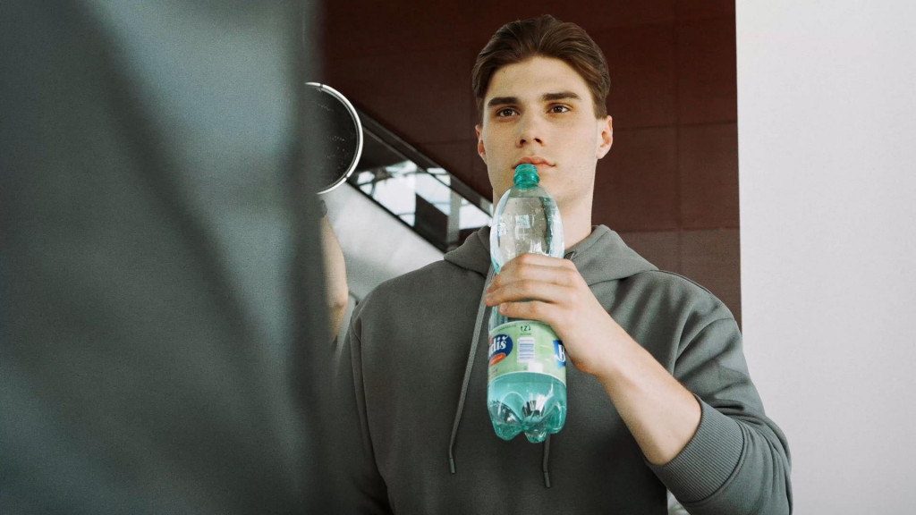 Juraj Slafkovský sa stal tvárou značky Budiš už v roku 2023 a jeho podpis je od tej doby doslova súčasťou minerálky.