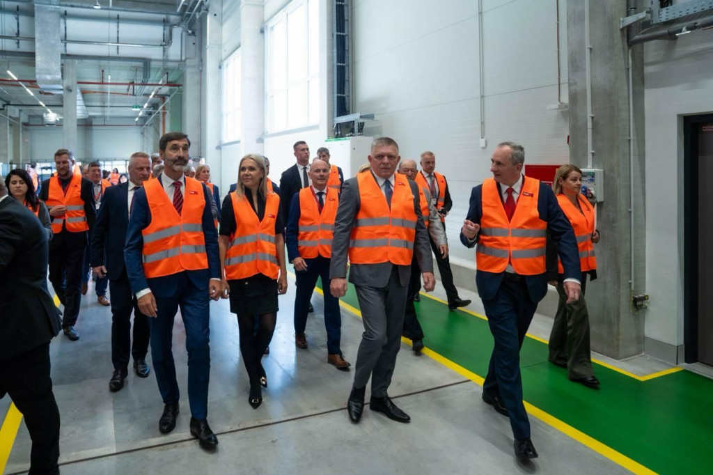 Robert Fico na slávnostnom otvorení nového závodu spoločnosti Hoval. FOTO: Úrad vlády
