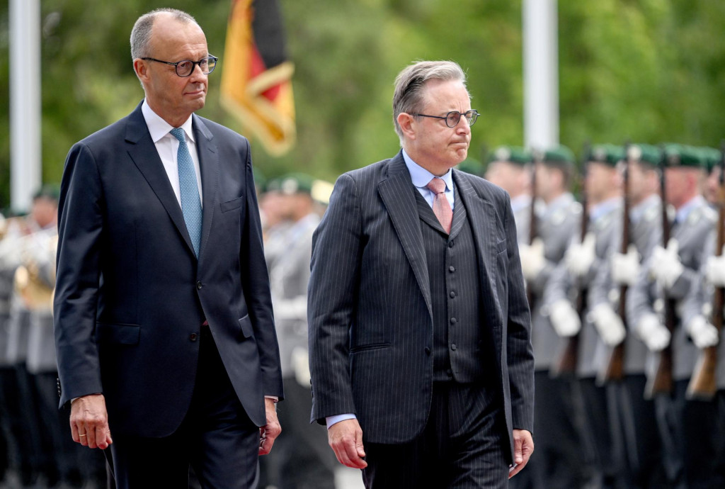 Nemecký kancelár Friedrich Merz (vľavo) a belgický premiér Bart de Wever počas uvítacieho ceremoniálu v Berlíne. FOTO: TASR/AP