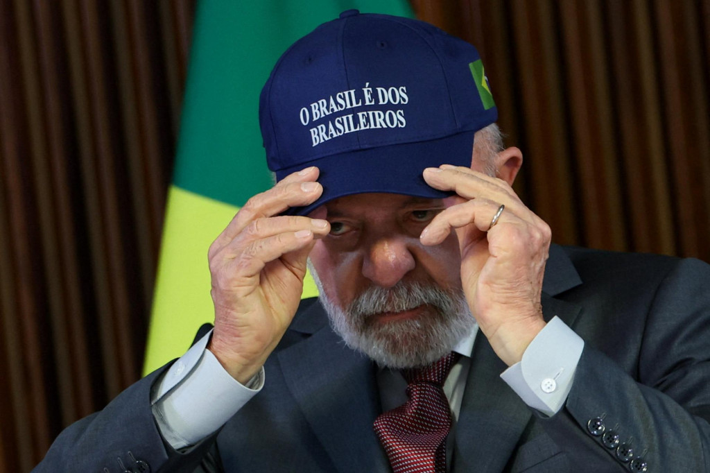Brazílsky prezident Luiz Inacio Lula da Silva má na sebe čiapku s nápisom „Brazília patrí Brazílčanom“. FOTO: REUTERS