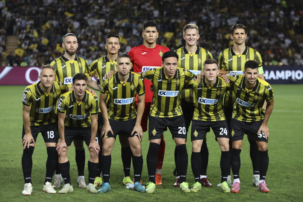 Z&aacute;kladn&aacute; jeden&aacute;stka Kajratu Almaty p&oacute;zuje pred odvetn&yacute;m z&aacute;pasom play off futbalovej Ligy majstrov Kajrat Almaty - Celtic Glasgow v kaza&scaron;skom meste Almaty v utorok 26. augusta 2025. FOTO: TASR/AP