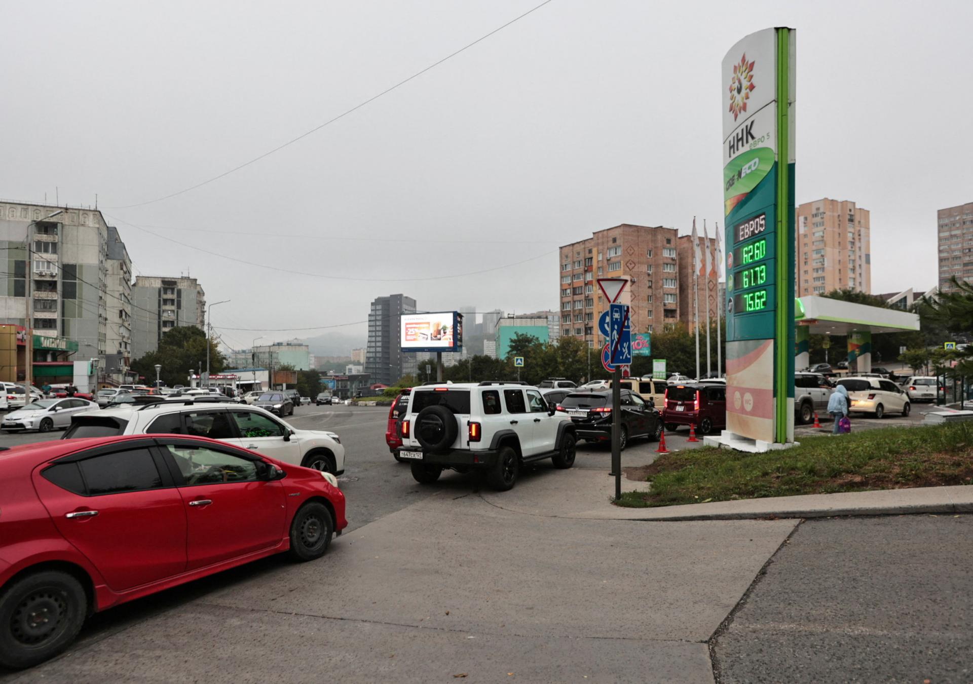 Rusko predlžuje zákaz vývozu benzínu. Krajiny zažíva po ukrajinských útokoch nedostatok suroviny