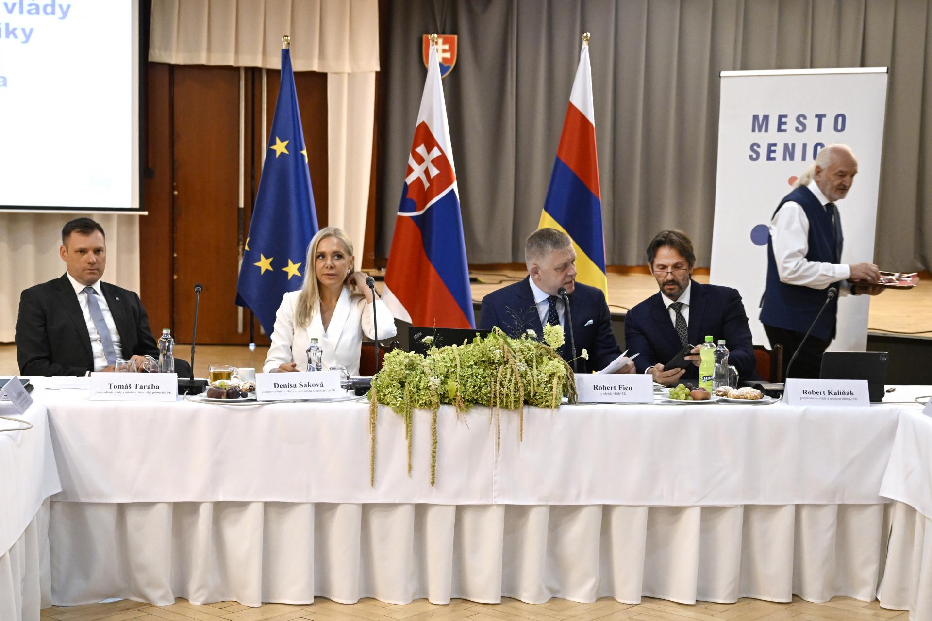 Fico oznámil, že vláda na podporu viacerých okresov vyčlenila vyše dva milióny eur