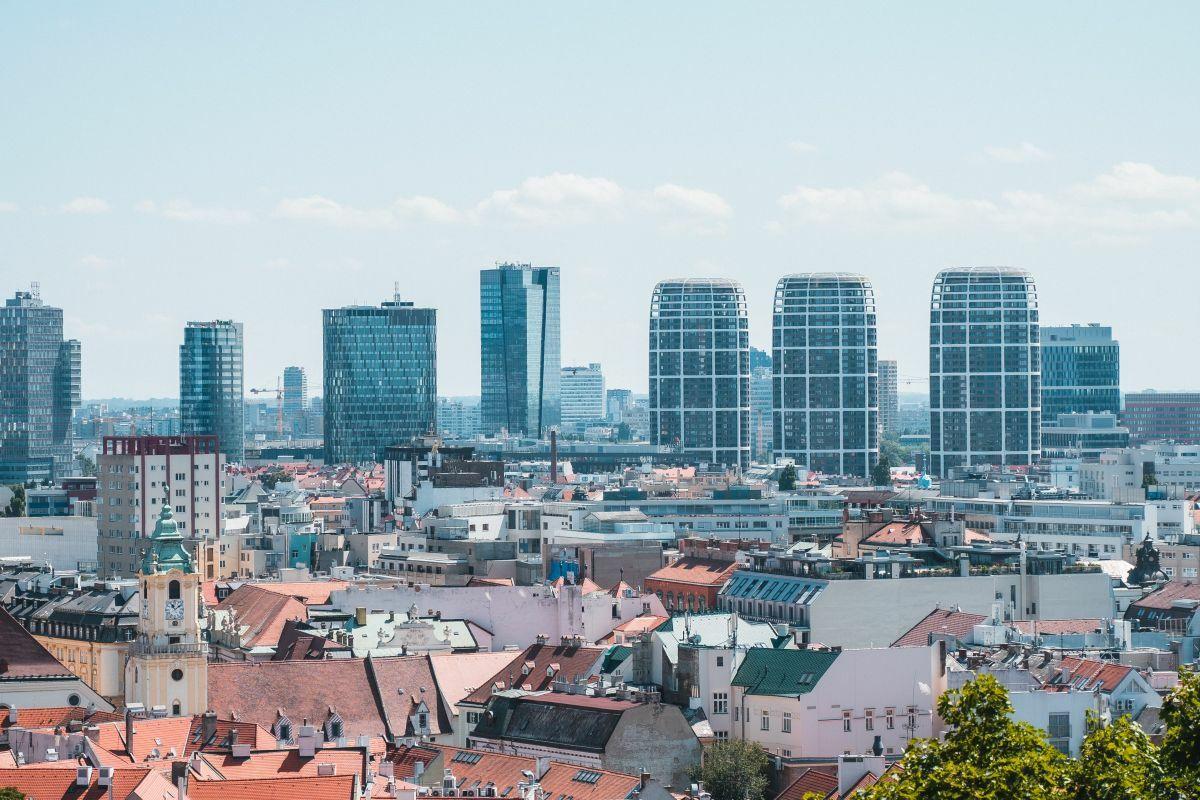 Nedostupnému bývaniu v Európe kraľuje Slovensko. V rebríčku top 10 sú až tri slovenské mestá