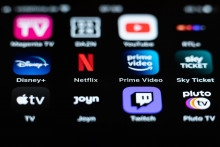 Netflix kedysi ponúkal široký katalóg obsahu za dostupnú cenu, dnes je populárny obsah roztrúsený po desiatkach platforiem, z ktorých každá vyžaduje samostatné predplatné. FOTO: TASR/DPA