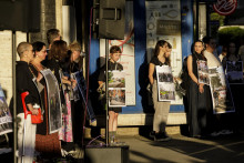 Snímka z protestného podujatia platformy Otvorená kultúra! s názvom Držíme spolu so Slovákmi a Slovenkami v Srbsku - Fotografie z Báčskeho Petrovca vystavíme v Bratislave. FOTO: TASR/Dano Veselský