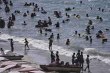 Dovolenkári sa kúpu v Stredozemnom mori počas horúčav pri Alexandrii 20. augusta 2025. FOTO TASR/AP
