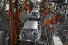 Roboty pracujú počas výroby aút v závode nemeckej automobilky BMW v Mníchove. FOTO: TASR/AP