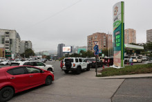 Autá stoja v rade na palivo na čerpacej stanici vo Vladivostoku v Rusku. FOTO: Reuters