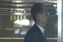 Juhokórejský expremiér Han Tok-su odchádza z budovy prokuratúry v Soule. FOTO: TASR/Jonhap