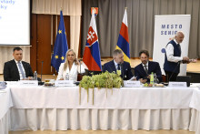 Sprava minister obrany Robert Kaliňák, premiér Robert Fico, podpredsedníčka vlády a ministerka hospodárstva Denisa Saková a podpredseda vlády a minister životného prostredia Tomáš Taraba počas výjazdového rokovanie vlády v Senici. FOTO: TASR/Pavel Neubauer