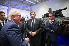 Generálny tajomník NATO Mark Rutte, nemecký minister financií Lars Klingbeil a generálny riaditeľ spoločnosti Rheinmetall Armin Papperger sa zúčastnili slávnostného otvorenia nového delostreleckého závodu výrobcu munície Rheinmetall. FOTO: Reuters