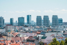 Výstavba bytov a kancelárskych priestorov zmenila panorámu v Bratislave. FOTO: Shutterstock