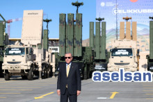 Turecký prezident Tayyip Erdogan pózuje so stredným protivzdušným raketovým systémom zem-vzduch Hisar a stredným protivzdušným raketovým systémom zem-vzduch Siper. FOTO: Reuters