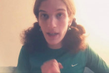 Robin Westman, ktorého zdroj z orgánov činných v trestnom konaní identifikoval ako podozrivého strelca pri útoku na kostol Zvestovania Panny Márie v Minneapolise, prehovoril na statickej snímke z nedatovaného videa, ktoré bolo predtým zverejnené na sociálnych sieťach a natočil ho Robin Westman. Video bolo následne odstránené. FOTO: Reuters