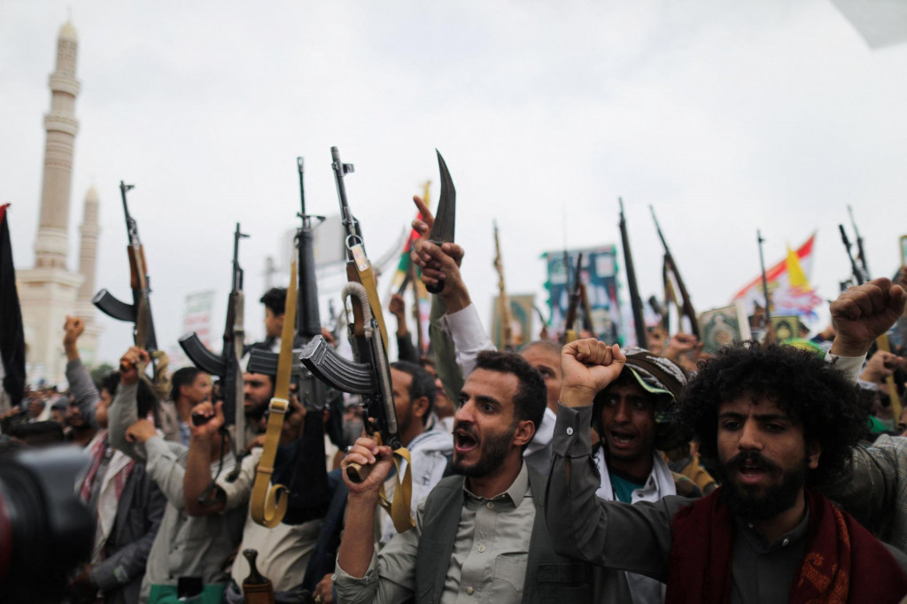 Na snímke podporovatelia húsíov demonštrujúci na znak solidarity s Palestínčami. FOTO: REUTERS