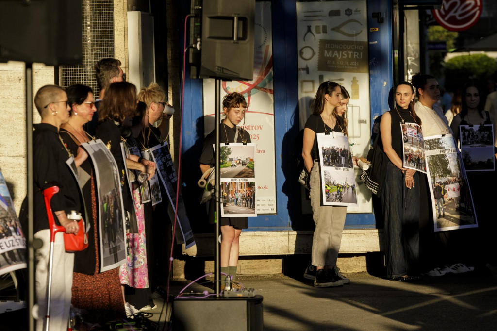 Snímka z protestného podujatia platformy Otvorená kultúra! s názvom Držíme spolu so Slovákmi a Slovenkami v Srbsku - Fotografie z Báčskeho Petrovca vystavíme v Bratislave. FOTO: TASR/Dano Veselský