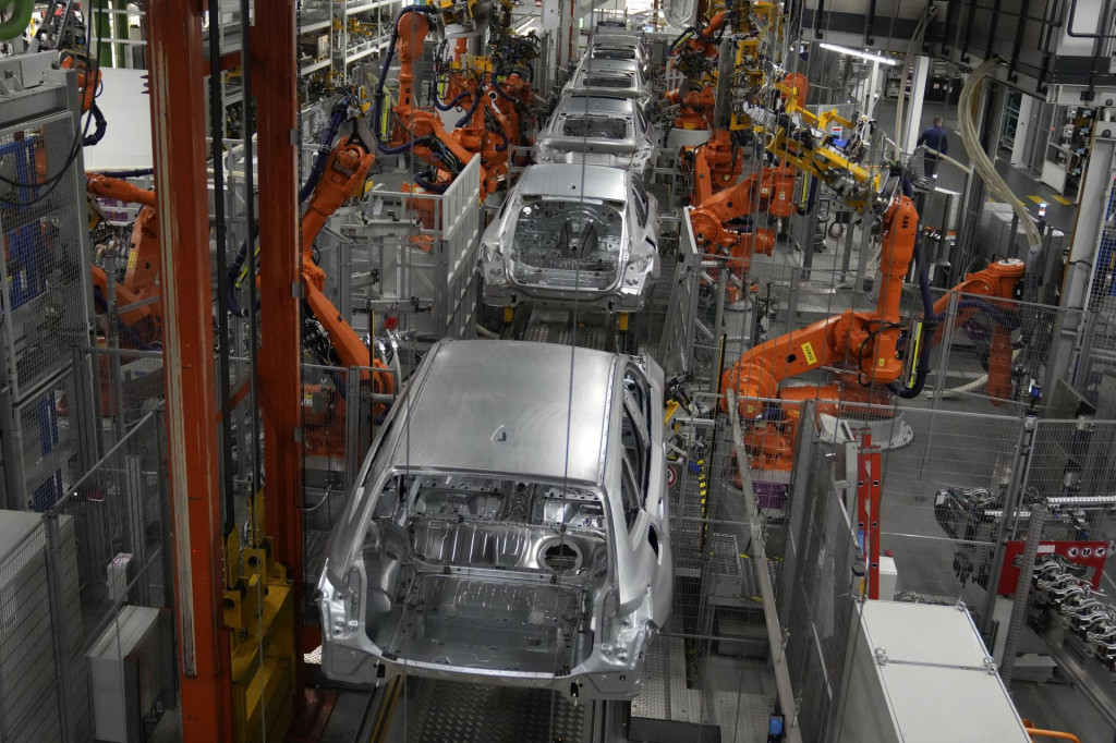 Roboty pracujú počas výroby aút v závode nemeckej automobilky BMW v Mníchove. FOTO: TASR/AP