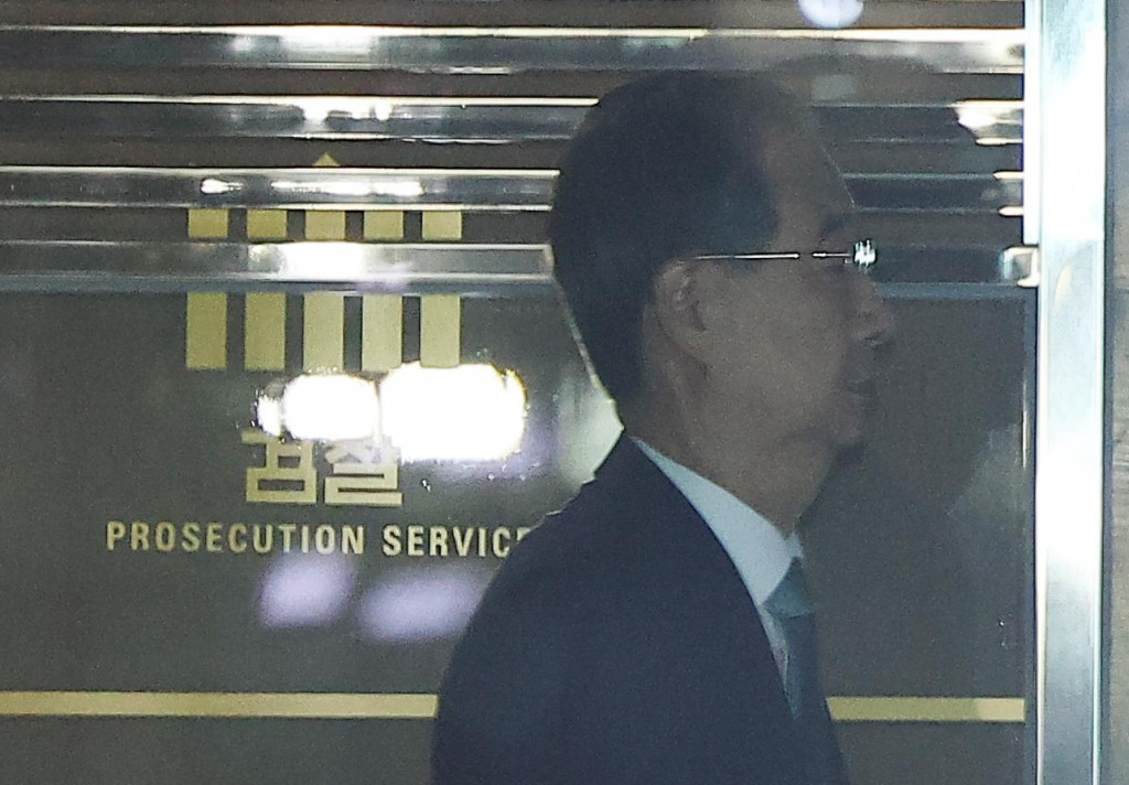 Juhokórejský expremiér Han Tok-su odchádza z budovy prokuratúry v Soule. FOTO: TASR/Jonhap