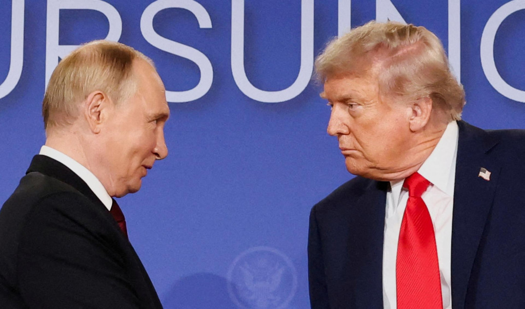 Vladimir Putin a Donald Trump počas stretnutia na Aljaške. FOTO: REUTERS