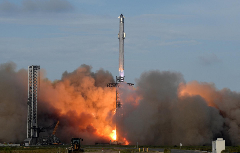 Desiaty skušobný let megarakety Starship spoločnosti SpaceX. FOTO: REUTERS