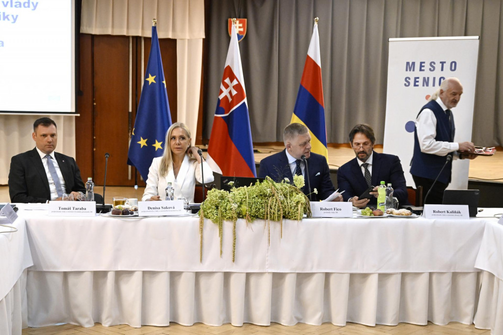 Sprava minister obrany Robert Kaliň&aacute;k, premi&eacute;r Robert Fico, podpredsedn&iacute;čka vl&aacute;dy a ministerka hospod&aacute;rstva Denisa Sakov&aacute; a podpredseda vl&aacute;dy a minister životn&eacute;ho prostredia Tom&aacute;&scaron; Taraba počas v&yacute;jazdov&eacute;ho rokovanie vl&aacute;dy v Senici. FOTO: TASR/Pavel Neubauer