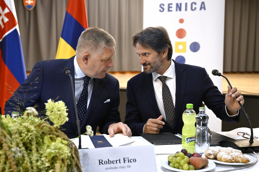 Na snímke sprava minister obrany Robert Kaliňák a predseda vlády Robert Fico (obidvaja Smer-SD) počas výjazdového rokovania vlády v stredu 27. augusta 2025 v Senici. FOTO: TASR/Pavel Neubauer