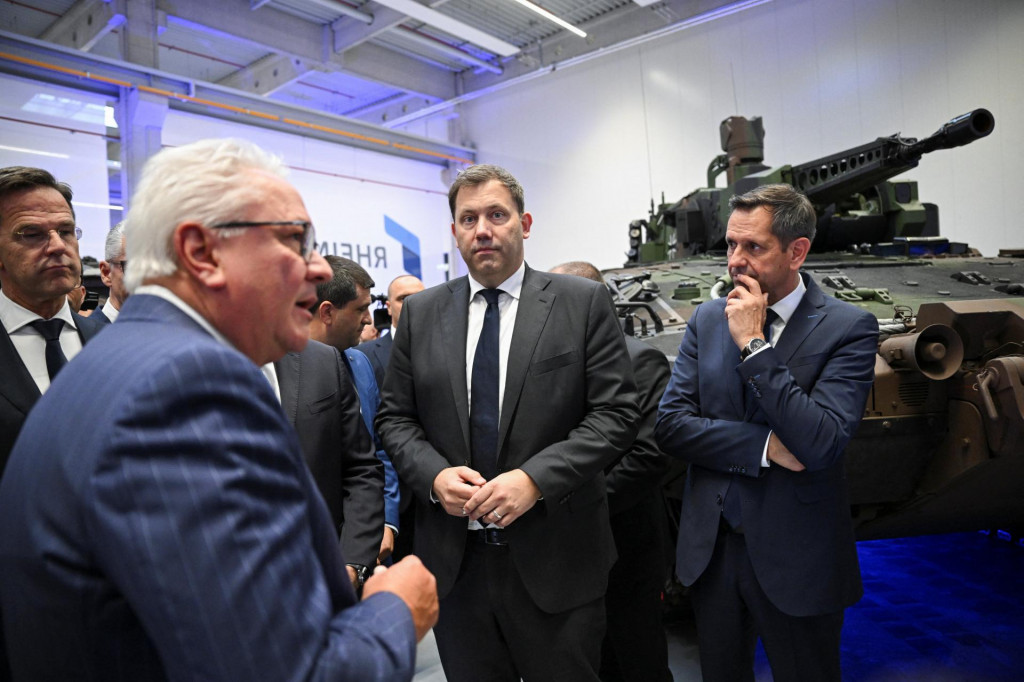 Generálny tajomník NATO Mark Rutte, nemecký minister financií Lars Klingbeil a generálny riaditeľ spoločnosti Rheinmetall Armin Papperger sa zúčastnili slávnostného otvorenia nového delostreleckého závodu výrobcu munície Rheinmetall. FOTO: Reuters