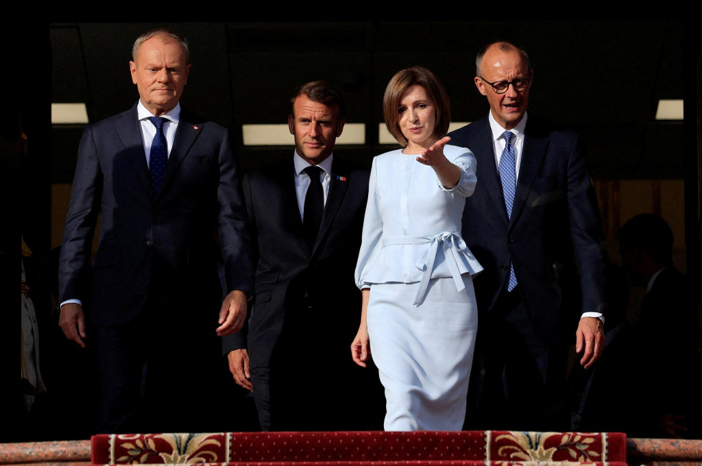 Poľský premiér Donald Tusk, francúzsky prezident Emmanuel Macron, moldavská prezidentka Maia Sandu a nemecký kancelár Friedrich Merz. FOTO: Reuters
