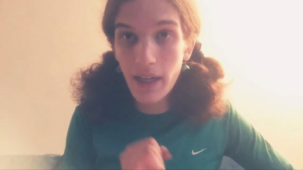 Robin Westman, ktorého zdroj z orgánov činných v trestnom konaní identifikoval ako podozrivého strelca pri útoku na kostol Zvestovania Panny Márie v Minneapolise, prehovoril na statickej snímke z nedatovaného videa, ktoré bolo predtým zverejnené na sociálnych sieťach a natočil ho Robin Westman. Video bolo následne odstránené. FOTO: Reuters