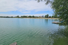 Šulianske jazero a jeho okolie láka na chalupárčenie i nelegálne užívanie bez platenia daní.

FOTO: HN/Katarína Šelestiaková